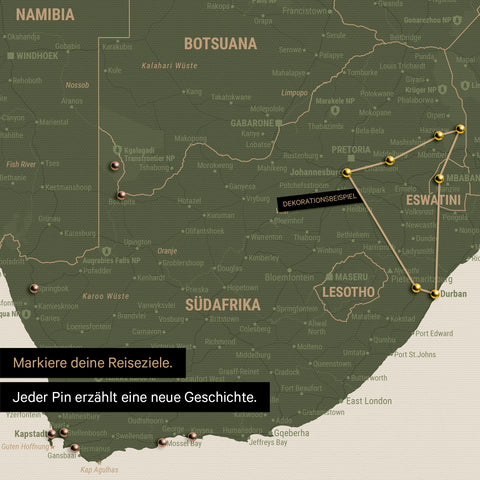 Detail einer Südafrika-Karte als Pinn-Leinwand in der Farbe Dunkelgrün mit Pins, die alle mit einem Garn verbunden sind und eine abgesteckte Reiseroute zeigen