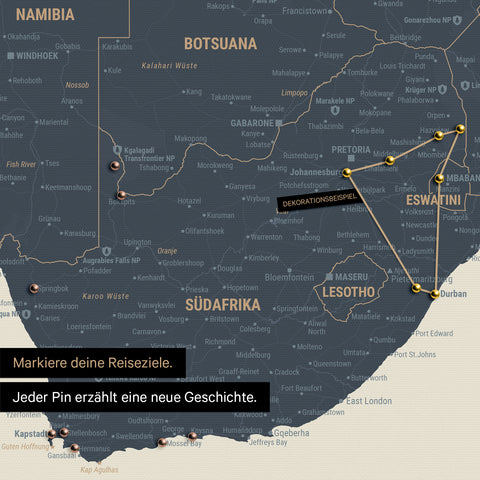 Detail einer Südafrika-Karte als Pinn-Leinwand in der Farbe Navy Light mit Pins, die alle mit einem Garn verbunden sind und eine abgesteckte Reiseroute zeigen