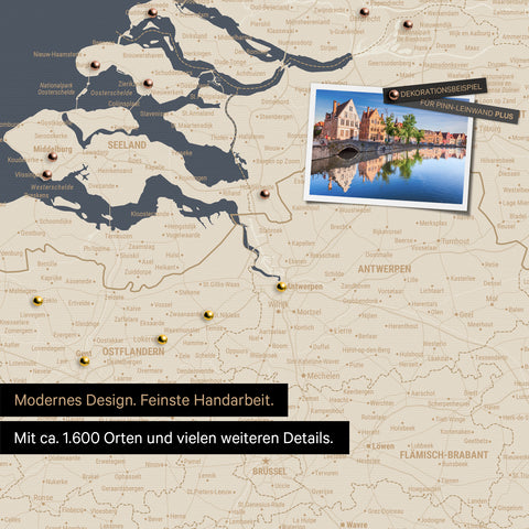 Benelux-Landkarte in Hale Navy als Leinwand zum Pinnen zeigt einen Ausschnitt von Seeland, Ostflandern und Antwerpen mit vielen Details wie Nationalparks, Flüssen und zahlreichen kleinen Orten und Städten, die teilweise mit Pins markiert sind