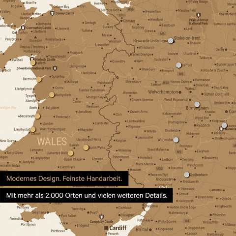 Ausschnitt einer magnetischen England & Irland-Karte, auf der Magnete viele Reiseziele markieren