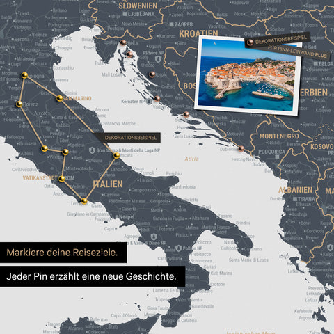 Moderne Europa Landkarte in der Farbe Denim Blue als Pinn-Leinwand zeigt einen Ausschnitt von Italien, Kroatien und Griechenland, in der bereits besuchte Reiseziele durch Pins markiert sind