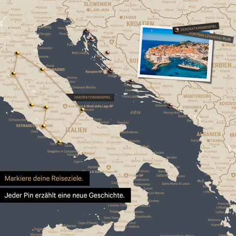Moderne Europa Landkarte in der Farbe Hale Navy (Blau-Gold) als Pinn-Leinwand zeigt einen Ausschnitt von Italien, Kroatien und Griechenland, in der bereits besuchte Reiseziele durch Pins markiert sind