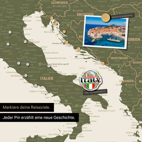 Detail einer magnetischen Europa Landkarte als Magnettafel in Olive Green zeigt einen Ausschnitt von Italien, Kroatien und Griechenland, in der bereits besuchte Reiseziele durch Magnet-Pins markiert sind. Dieses Magnetboard hält auch Urlaubsmagnete wie in diesem Beispiel einen Reise-Magneten von Italien.