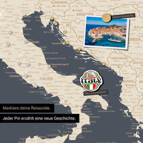 Detail einer magnetischen Europa Landkarte als Magnettafel in Hale Navy (Dunkelblau-Gold) zeigt einen Ausschnitt von Italien, Kroatien und Griechenland, in der bereits besuchte Reiseziele durch Magnet-Pins markiert sind. Dieses Magnetboard hält auch Urlaubsmagnete wie in diesem Beispiel einen Reise-Magneten von Italien.