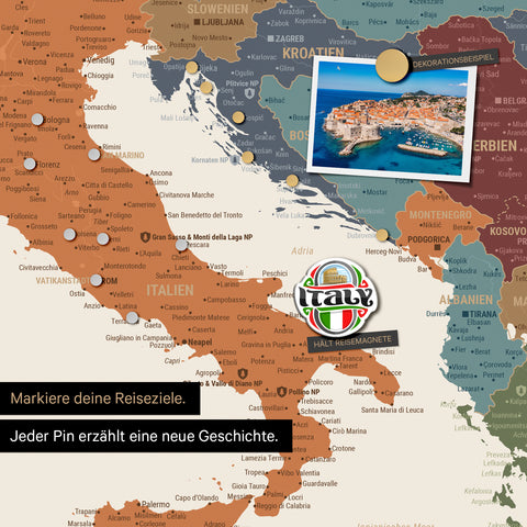 Detail einer magnetischen Europa Landkarte als Magnettafel in Multicolor Vivid zeigt einen Ausschnitt von Italien, Kroatien und Griechenland, in der bereits besuchte Reiseziele durch Magnet-Pins markiert sind. Dieses Magnetboard hält auch Urlaubsmagnete wie in diesem Beispiel einen Reise-Magneten von Italien.