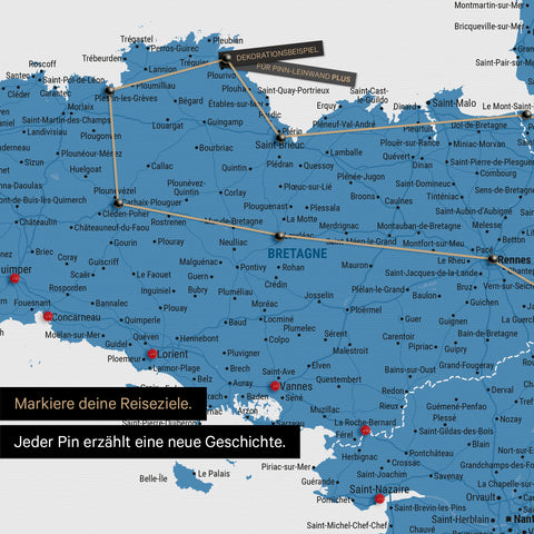 Carte moderne de la France en couleur bleue en tant que Carte à épingles montrant un extrait de la Bretagne, où les destinations de voyage déjà visitées sont marquées par des épingles
