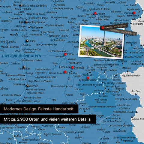 Carte de France en bleu sur toile à épingler montre un extrait d'Auvergne-Rhône-Alpes avec de nombreux détails comme des parcs nationaux, des rivières et de nombreuses petites localités et villes, dont certaines sont partiellement marquées avec des épingles