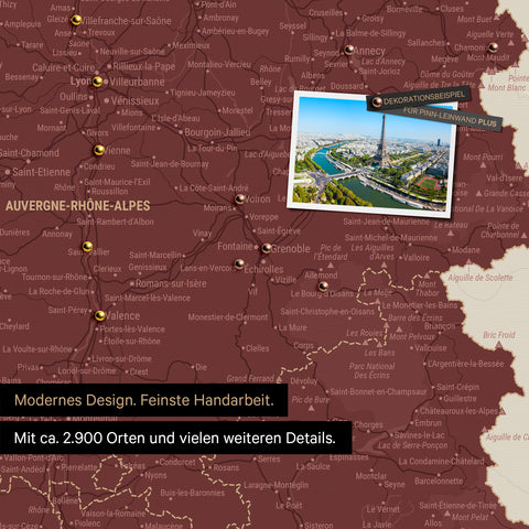 Frankreich Landkarte in Bordeaux Rot als Leinwand zum Pinnen zeigt einen Ausschnitt von Auvergne-Rhone-Alpen mit vielen Details wie Nationalparks, Flüssen und zahlreichen kleinen Orten und Städten, die teilweise mit Pins markiert sind