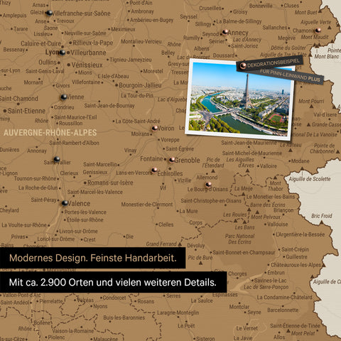 Carte de France en bronze sur toile à épingler montre un extrait d'Auvergne-Rhône-Alpes avec de nombreux détails tels que parcs nationaux, rivières et de nombreuses petites villes et villages, certains étant partiellement marqués avec des épingles