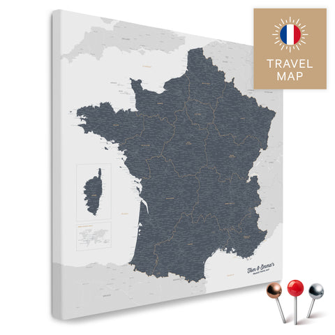 Carte de France en couleur Denim Blue dans un design moderne et minimaliste comme toile pour épingler des voyages et des lieux