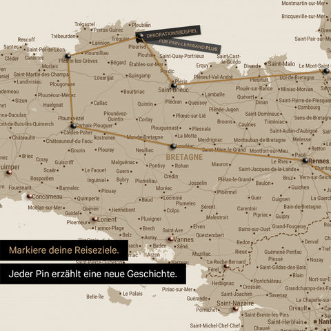 Carte de France moderne en couleur sable désert comme Carte à épingles montre un extrait de la Bretagne, où les destinations déjà visitées sont marquées par des épingles
