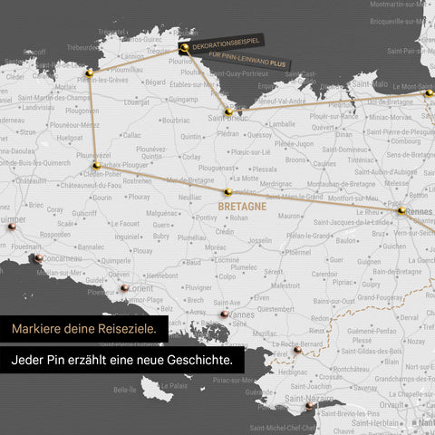 Carte moderne de la France en couleur gris foncé en tant que Carte à épingles montre un extrait de la Bretagne, où les destinations de voyage déjà visitées sont marquées par des épingles