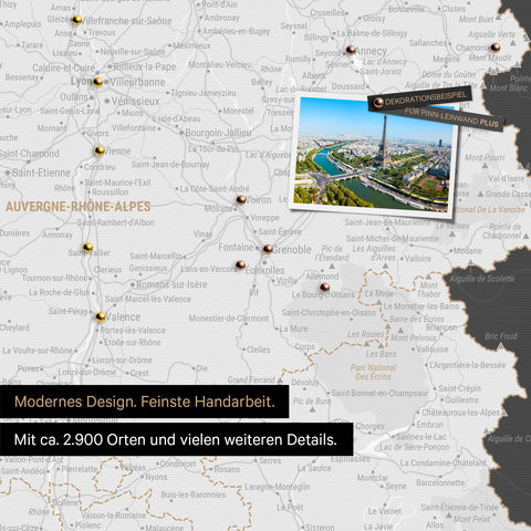 Carte de France en gris foncé comme toile à épingler montre un extrait d'Auvergne-Rhône-Alpes avec de nombreux détails tels que parcs nationaux, rivières et de nombreuses petites localités et villes, dont certaines sont partiellement marquées avec des épingles