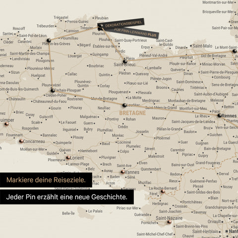 Carte de France moderne en couleur or en tant que Carte à épingles montre un extrait de la Bretagne, où les destinations de voyage déjà visitées sont marquées par des épingles