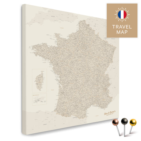Carte de France en couleur or dans un design moderne et minimaliste comme toile pour épingler des voyages et des lieux