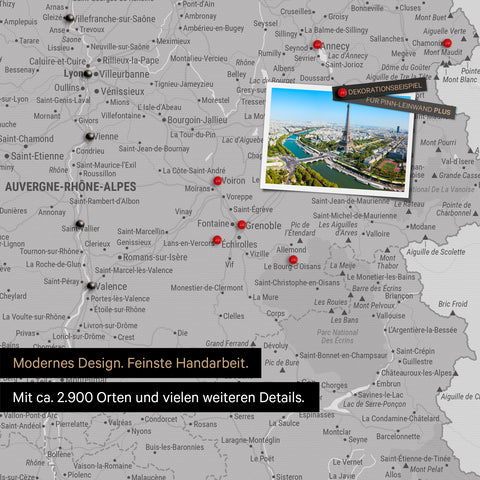 Carte de France en gris clair sur toile à épingler montre un extrait d'Auvergne-Rhône-Alpes avec de nombreux détails tels que parcs nationaux, rivières et de nombreuses petites localités et villes, dont certaines sont partiellement marquées avec des épingles