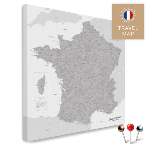 Carte de France en couleur gris clair dans un design moderne et minimaliste comme toile pour épingler des voyages et des lieux