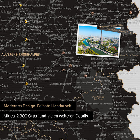 Carte de France en noir clair sur toile à épingler montre un extrait d'Auvergne-Rhône-Alpes avec de nombreux détails tels que parcs nationaux, rivières et de nombreuses petites localités et villes, dont certaines sont partiellement marquées avec des épingles