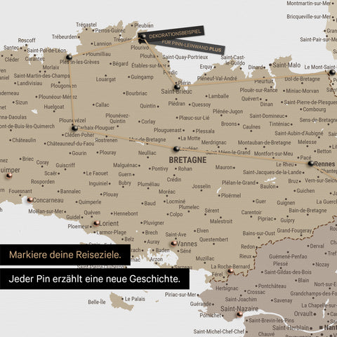 Carte moderne de la France en couleur multicolore beige en tant que Carte à épingles montre un extrait de la Bretagne, où les destinations de voyage déjà visitées sont marquées par des épingles