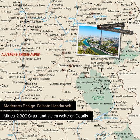 Carte de France en multicolore classique sur toile à épingler montre un extrait de Auvergne-Rhône-Alpes avec de nombreux détails tels que parcs nationaux, rivières et de nombreuses petites localités et villes, dont certaines sont partiellement marquées avec des épingles