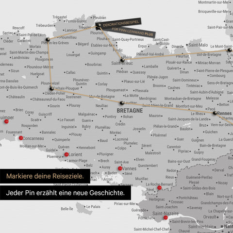 Carte moderne de la France en couleur multicolore gris en tant que Carte à épingles montre un extrait de la Bretagne, où les destinations déjà visitées sont marquées par des épingles