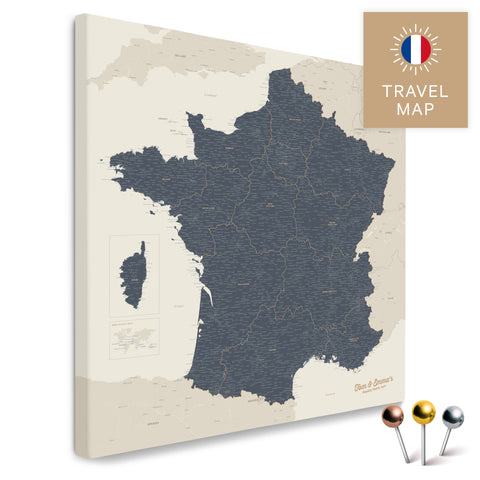 Carte de France en couleur Navy Light dans un design moderne et minimaliste comme toile pour épingler des voyages et des lieux