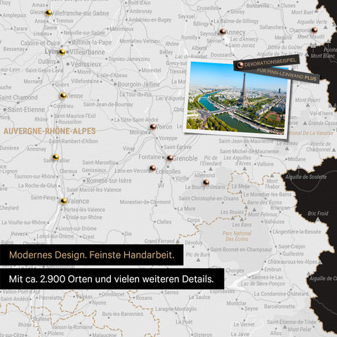 Carte de France en noir et blanc sur toile à épingler montre un extrait d'Auvergne-Rhône-Alpes avec de nombreux détails tels que parcs nationaux, rivières et de nombreuses petites localités et villes, dont certaines sont partiellement marquées avec des épingles
