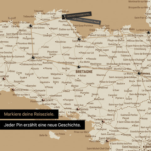 Carte moderne de la France en couleur Treasure Gold en tant que Carte à épingles montre un extrait de la Bretagne, où les destinations de voyage déjà visitées sont marquées par des épingles