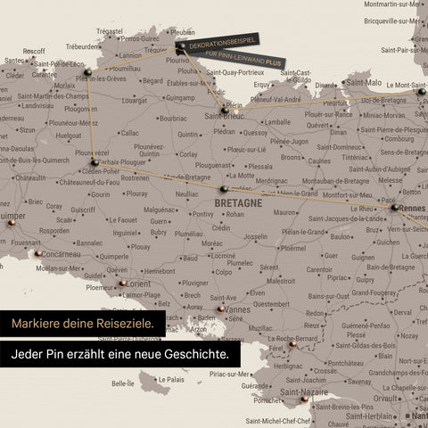 Carte de France moderne en couleur Warmgray en tant que Carte à épingles montre un extrait de la Bretagne, où les destinations de voyage déjà visitées sont marquées par des épingles