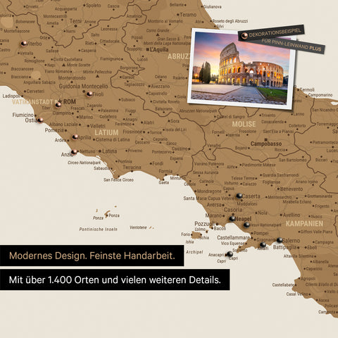Italien Landkarte in Bronze als Leinwand zum Pinnen zeigt einen Ausschnitt von Rom, Abruzzien und Kampanien mit vielen Details wie Nationalparks, Flüssen und zahlreichen kleinen Orten und Städten, die teilweise mit Pins markiert sind
