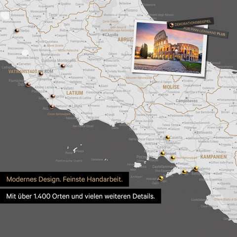 Italien Landkarte in Dunkelgrau als Leinwand zum Pinnen zeigt einen Ausschnitt von Rom, Abruzzien und Kampanien mit vielen Details wie Nationalparks, Flüssen und zahlreichen kleinen Orten und Städten, die teilweise mit Pins markiert sind