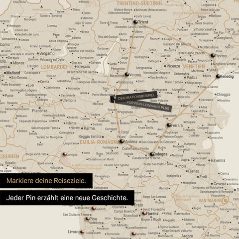Moderne Italien Landkarte in der Farbe Gold als Pinn-Leinwand zeigt einen Ausschnitt der Lombarbei, Südtirol und Venetien, in der bereits besuchte Reiseziele durch Pins markiert sind
