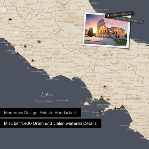 Italien Landkarte in Hale Navy (Dunkelblau Gold) als Leinwand zum Pinnen zeigt einen Ausschnitt von Rom, Abruzzien und Kampanien mit vielen Details wie Nationalparks, Flüssen und zahlreichen kleinen Orten und Städten, die teilweise mit Pins markiert sind
