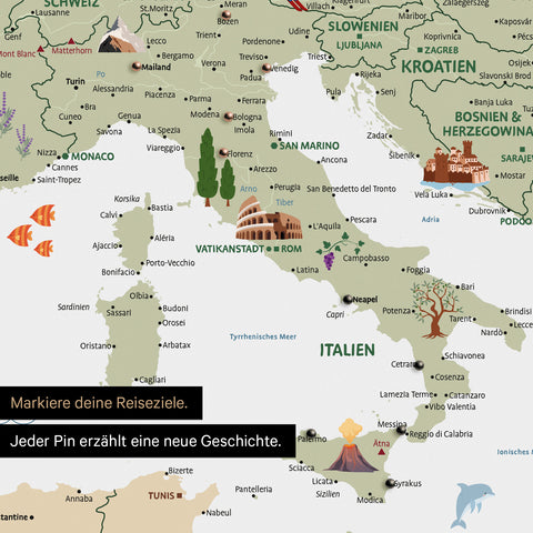 Ausschnitt einer Kinder-Europakarte als Pinn-Leinwand in Farbe White zeigt Pins von Reisezielen in Italien mit Illustrationen von dem Kolosseum und der Toskana