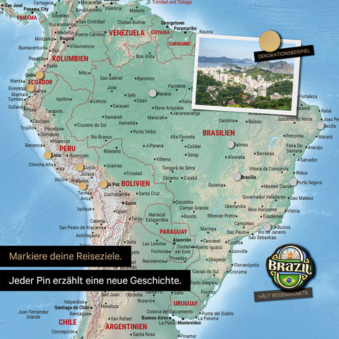 Détail d'une carte du monde physique magnétique en tableau magnétique multicolore Terra montrant l'Amérique du Sud avec une photo épinglée ainsi que des aimants de voyage et de vacances
