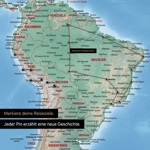 Détail d'une carte du monde physique en Carte à épingles multicolore Terra avec des épingles montrant un itinéraire tracé en Amérique du Sud à travers les pays Brésil, Pérou et Équateur
