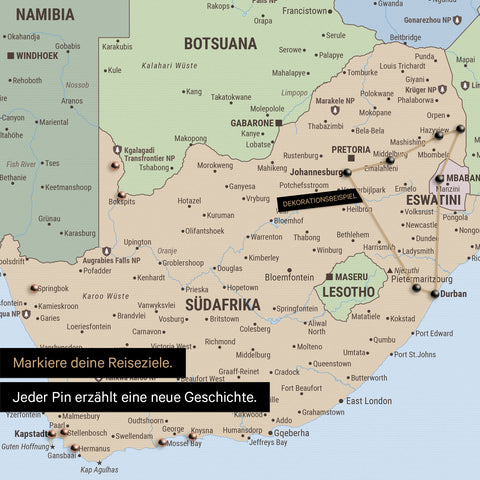 Detail einer politischen Südafrika-Karte als Pinn-Leinwand in der Farbe Multicolor Atlas mit Pins, die alle mit einem Garn verbunden sind und eine abgesteckte Reiseroute zeigen