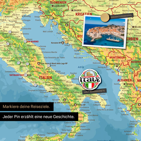 Detail einer magnetischen topografischen Europa Landkarte als Magnettafel zeigt einen Ausschnitt von Italien, Kroatien und Griechenland, in der bereits besuchte Reiseziele durch Magnet-Pins markiert sind. Dieses Magnetboard hält auch Urlaubsmagnete wie in diesem Beispiel einen Reise-Magneten von Italien.