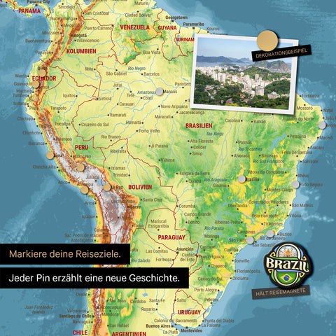 Détail d'une carte topographique magnétique du monde en tableau magnétique multicolore Topo montrant l'Amérique du Sud avec une photo épinglée ainsi que des aimants de voyage et de vacances