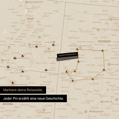 Detaillierte USA Amerika Karte als Pinn-Leinand in Hale Navy (Dunkelblau Gold) zeigt Pins ins Reisezielen in Utah und Colorado
