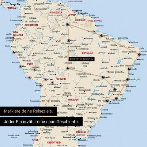Détail d'une carte du monde en Carte à épingles Multicolor Classic montrant un extrait de l'Amérique du Sud, où des épingles marquent des destinations visitées et sont reliées par un fil coloré