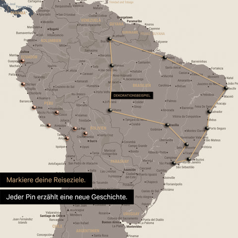Détail d'une carte du monde en Carte à épingles multicolore mate montrant un extrait de l'Amérique du Sud, où des épingles marquent des destinations de voyage visitées et sont reliées par un fil coloré.