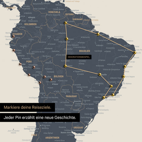 Détail d'une carte du monde en Carte à épingles Navy Light montrant un extrait de l'Amérique du Sud, où des épingles marquent des destinations visitées et sont reliées par un fil coloré