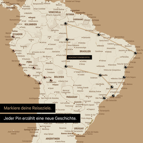 Détail d'une carte du monde en Carte à épingles Treasure Gold montrant un extrait de l'Amérique du Sud, où des épingles marquent des destinations visitées et sont reliées par un fil coloré