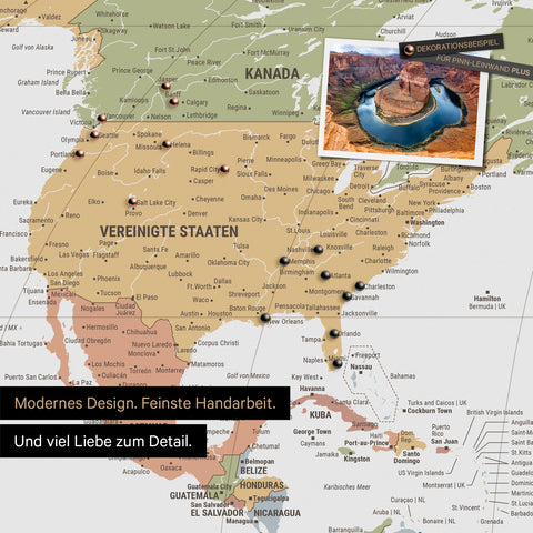 Weltkarte in der Equal-Earth-Projektion als Pinnwand in der Farbe Multicolor Sienna, auf der Reiseziele in den USA und Kanada mit Pins markiert sind