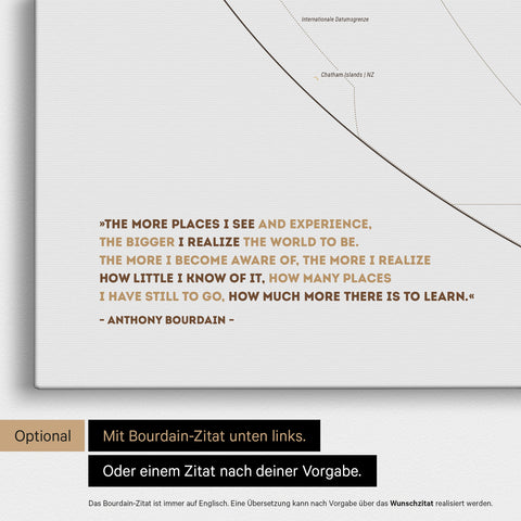 Weltkarte in der Equal-Earth-Projektion in Multicolor Sienna mit eingedrucktem Zitat von Anthony Bourdain, das bei einer Personalisierung gegen ein beliebiges anderes Zitat ersetzt werden kann