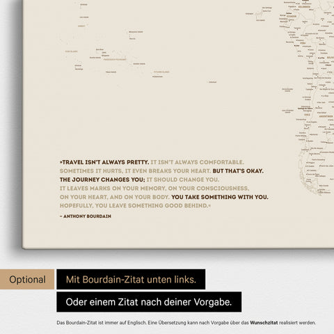 Carte du monde FINELINE en sable désertique avec une citation imprimée d'Anthony Bourdain, pouvant être remplacée par n'importe quelle autre citation