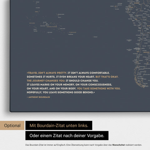 Carte du monde FINELINE en Hale Navy avec une citation imprimée d'Anthony Bourdain, qui peut être remplacée par n'importe quelle autre citation