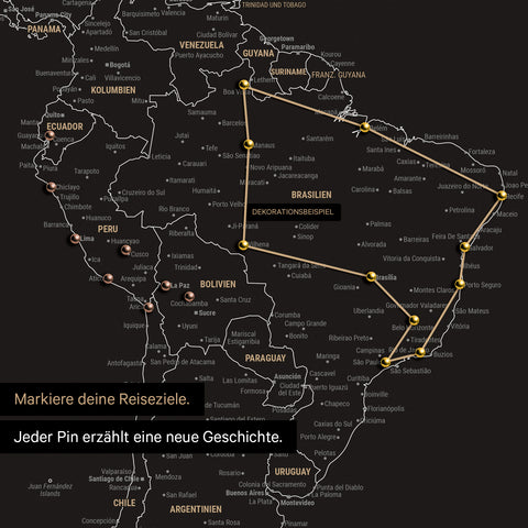 Vue détaillée de la carte du monde FINELINE tableau en toile couleur noir et blanc avec itinéraire marqué et épingles en Amérique du Sud