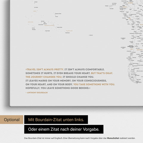 Carte du monde FINELINE en noir et blanc avec une citation imprimée d'Anthony Bourdain, qui peut être remplacée par n'importe quelle autre citation